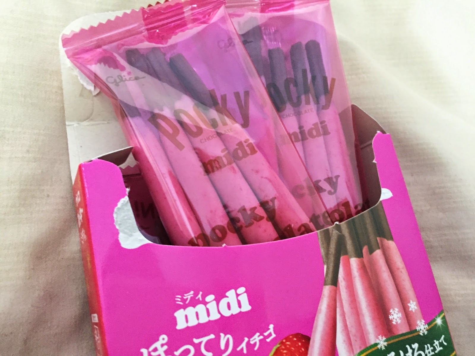 pocky midi strawberry sticks Snacks & Titbits from Taipei 7-11 sweets candy