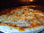 Pizza Margherita scoasa de la cuptor