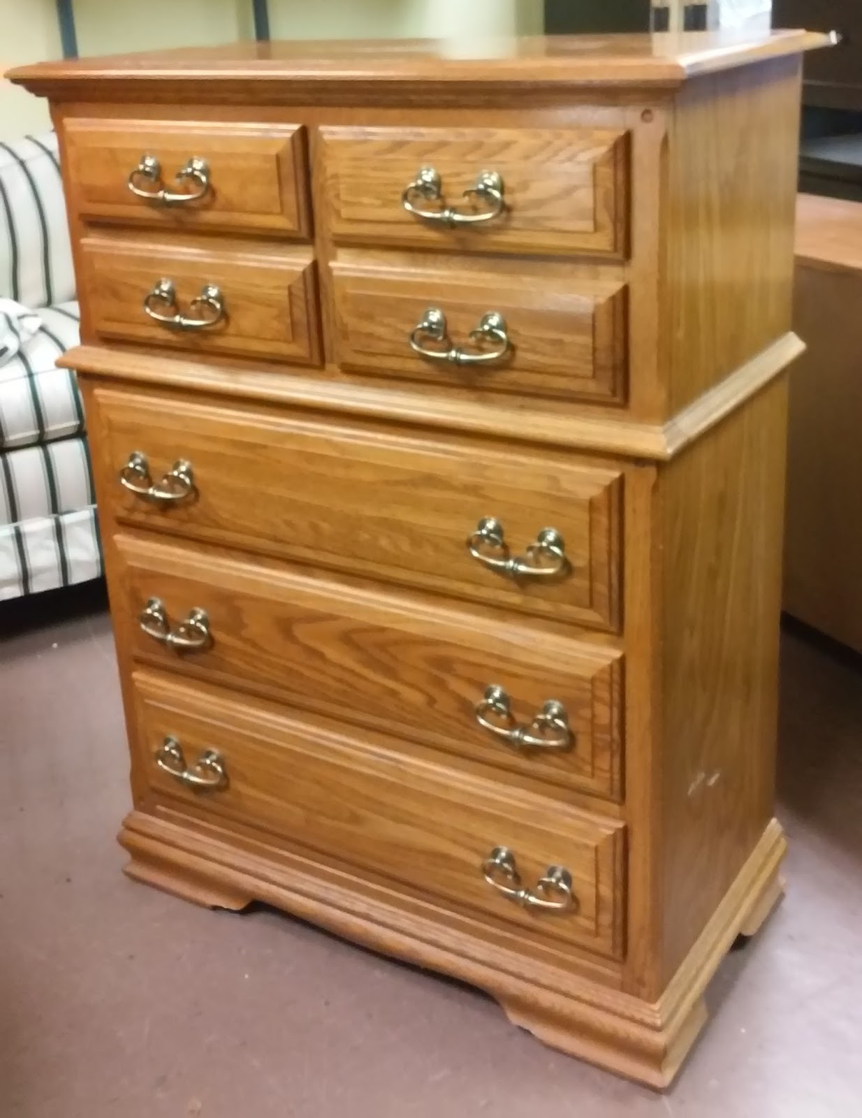 UHURU FURNITURE & COLLECTIBLES SOLD Oak Chest of Drawers w/ Brass Handles 125