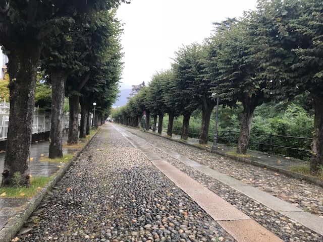 イタリア・ストレーザにある丸石を敷き詰めた坂道