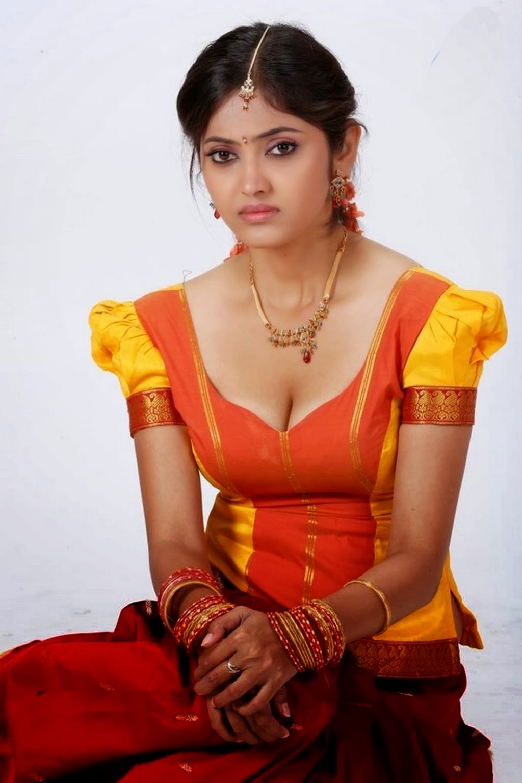 Bollywood Actress Poonam Pandey Latest Hot Stills - Cine 