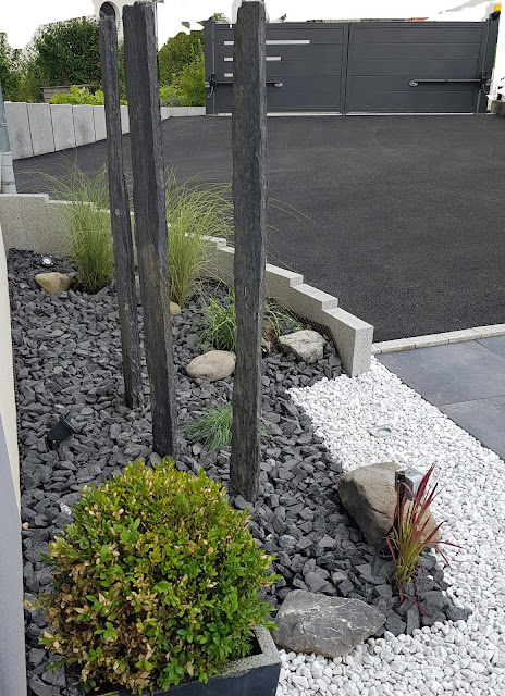 allée contemporaine moderne design Entrée dalles graviers (allée, galets) palissade gres cerame dalles graminé noir blanc galet cailloux ardoise schiste piquet spot encastré allée contemporaine moderne design Entrée dalles graviers (allée, galets) palissade gres cerame dalles graminé noir blanc galet cailloux ardoise schiste piquet spot encastré