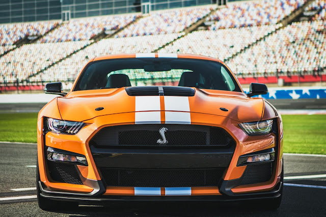 Ford Insists Mustang Shelby GT500 Owners Take Driving Lessons