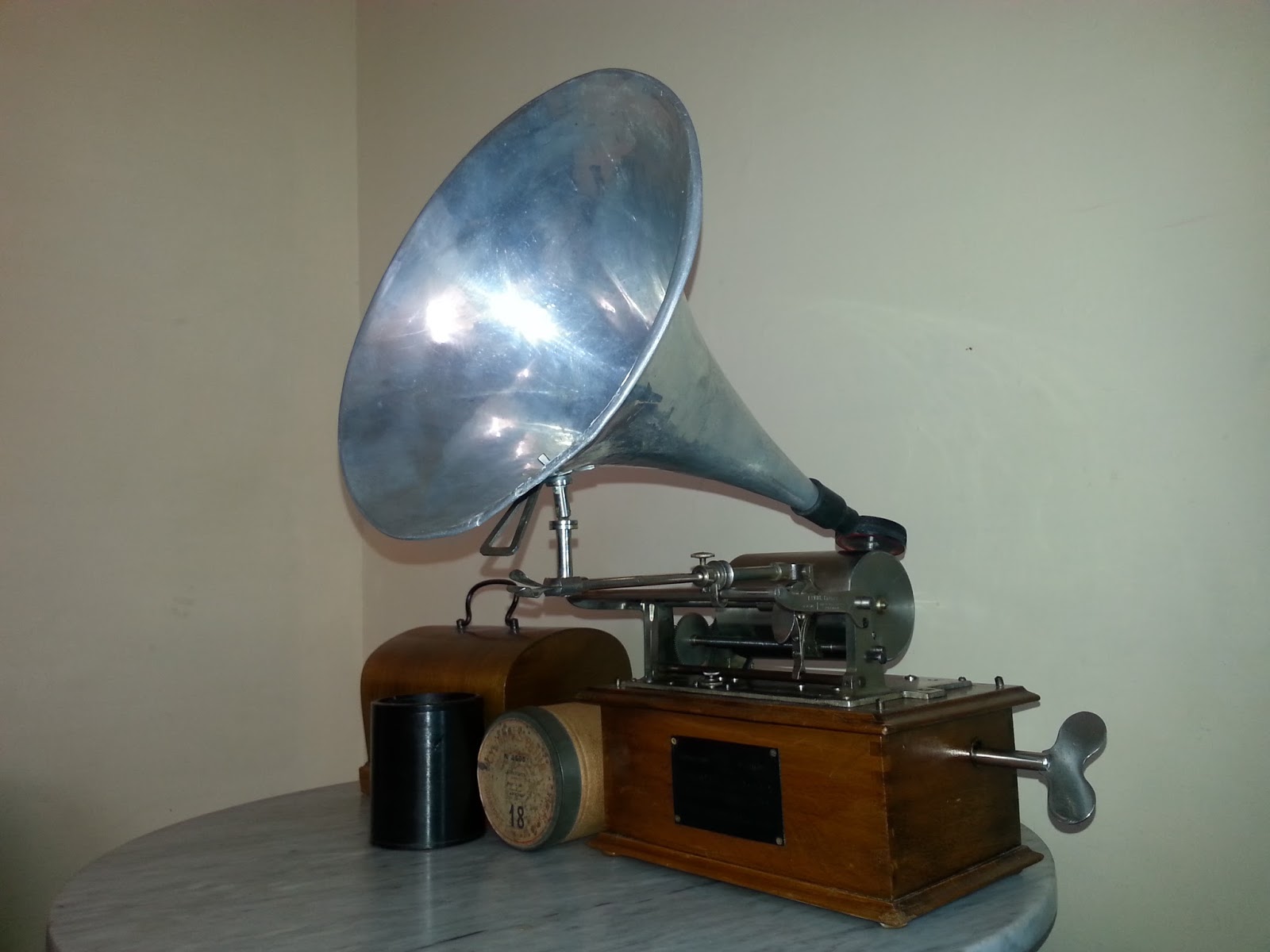 первый фонограф белла. чайковский фонограф. 1877 фонограф томас эдисон. фонограф эдисона 1878. 20 августа 1912 — томас эдисон патентует фонограф и электробатарею.