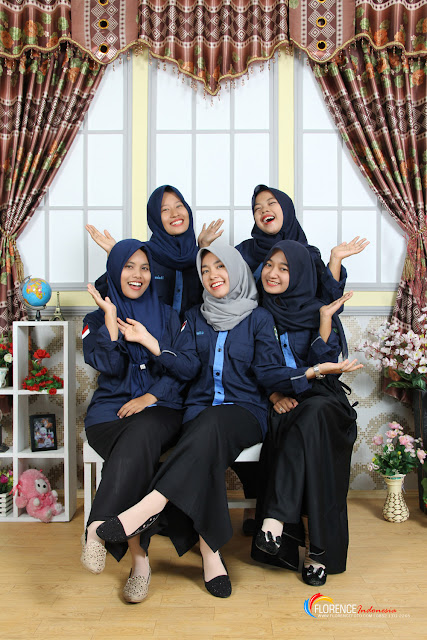Pose Foto Bersama Sahabat Di Studio Gaya Foto