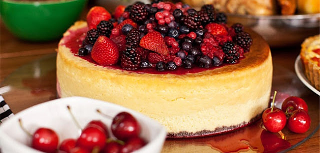 Cheesecake de frutas vermelhas natalino