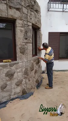 Bizzarri visitando uma obra e conferindo a execução dos trabalhos com pedra na restauração de um revestimento com pedra tipo folheta e folhetinha com paralelepípedo e conferindo a requadração nas janelas.