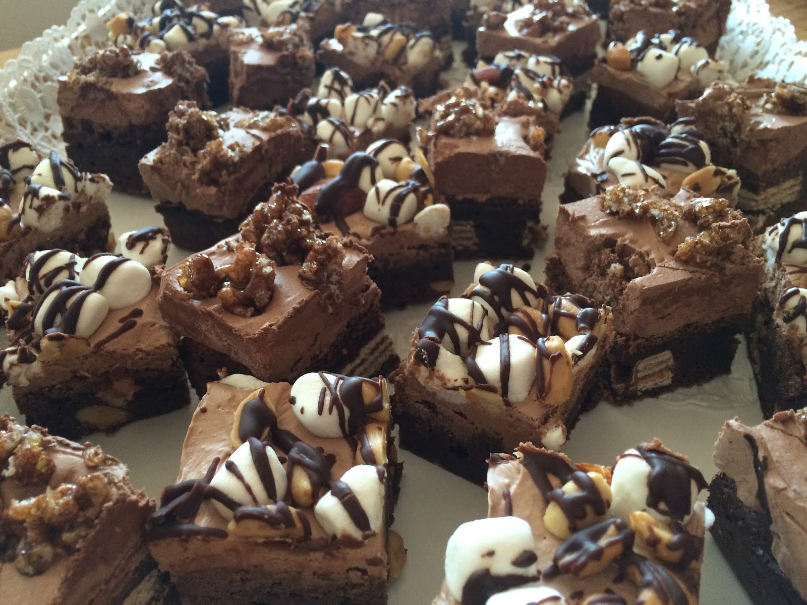 Juli´s Pink Kitchen: Brownies mit gesalzenen Nüssen, Schoko-Fluff und ...