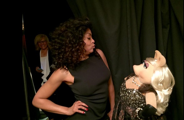 She even caught up with Miss Piggy backstage! 