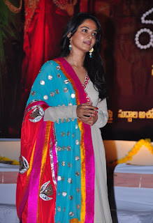 Golden Lady Anushka Shetty Beautiful Stills HD Golden Lady Anushka Shetty Beautiful Stills HD