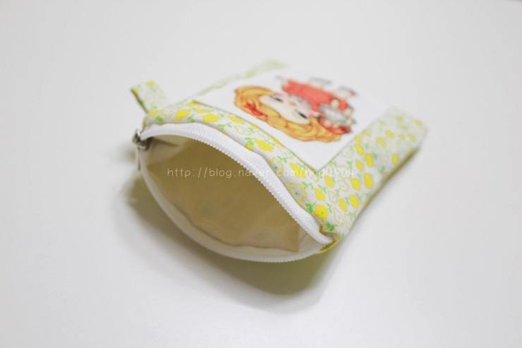 Easy padded coin purse tutorial. How to make a little zip up purse