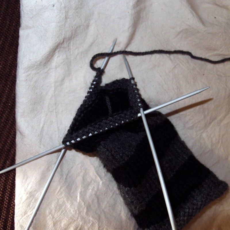 eight acres: knitting arm warmers on double pointed needles