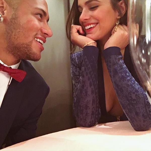 Novia de Neymar habló de su vida íntima