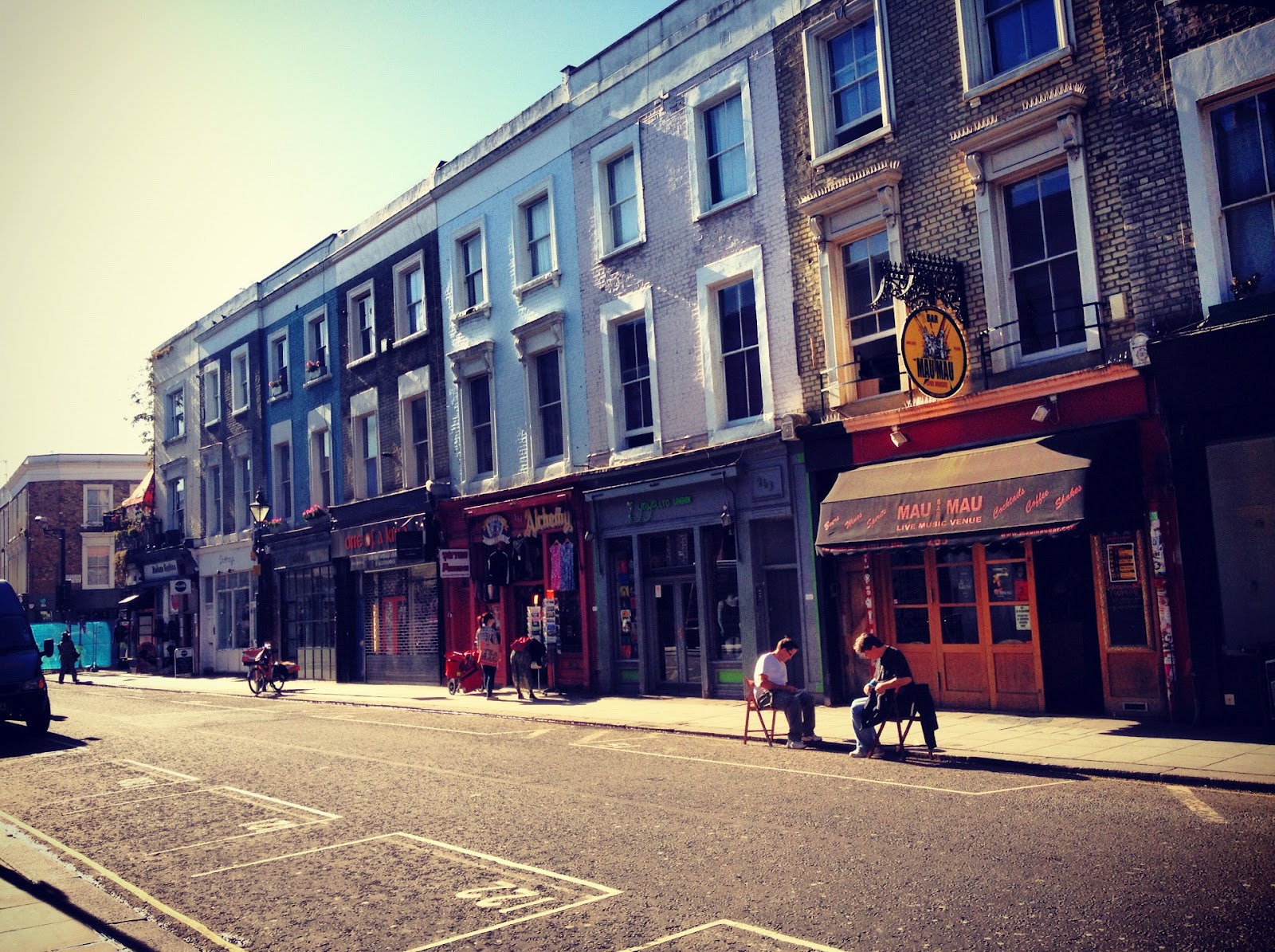 SynchroniCity Walking Around In Portobello Road