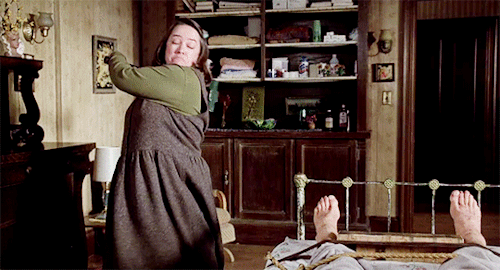 Kathy Bates hobbling James Cahn in Misery based on the book by Stephen King