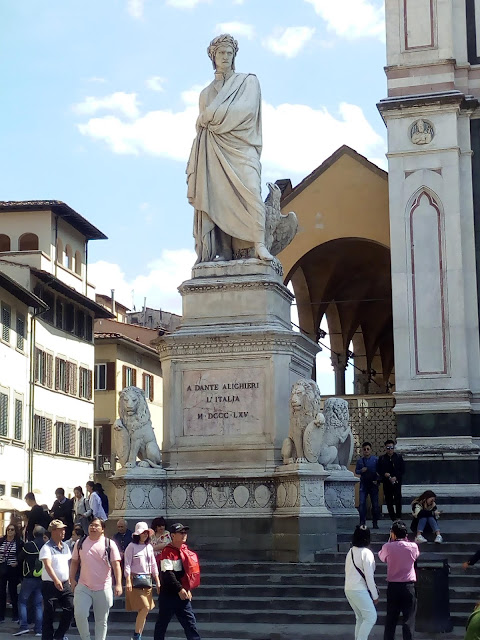 La statue de Dante.
