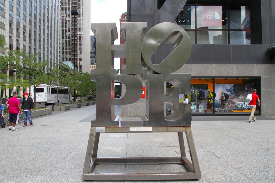 Public Art in Chicago Streeterville [Hope by Robert Indiana]