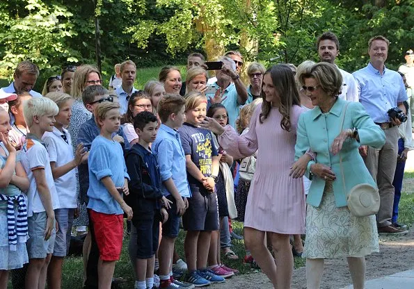 Queen Sonja attended the unveiling of sculptures in the Princess Ingrid Alexandra's Sculpture Park. Princess Ingrid Alexandra wore pink Maje dress