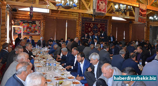 Sur Belediye Başkanı Bilal Özkan muhtarlarla buluştu DİYARBAKIR-İçişleri Bakanlığı tarafından Diyarbakır'ın Sur İlçe Belediye Başkanlığına görevlendirilen Sur Kaymakamı Bilal Özkan, ilçeye bağlı mahalle ve köylerin muhatlarıyla yemekte bir araya geldi.