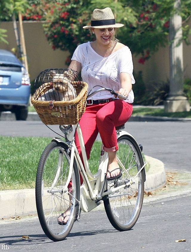 Bright Mail: Hilary Duff Candids In Toluca Lake
