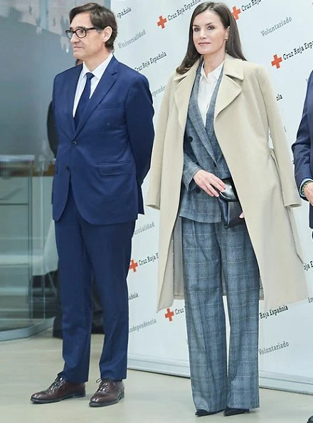 Queen Letizia wore Massimo Dutti slim fit checked wool blazer. Massimo Dutti 2018-19AW collection. Hugo Boss clutch