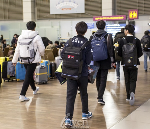 Siêu Sao Hàn Quốc ra sân bay cất cánh đến Mĩ đại chiến