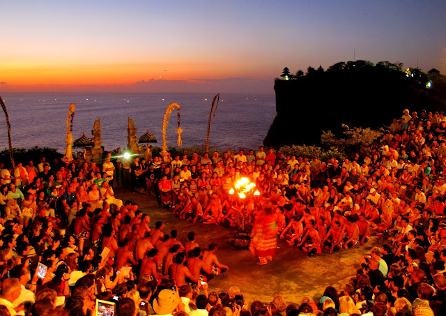 Sunset at ULUWATU TEMPLE for your things to do in Bali holidays 3