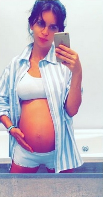 hermosa panza de embarazada de zaira nara