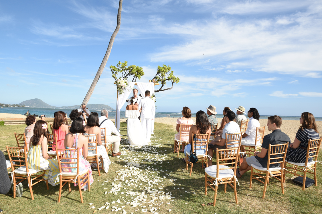Honolulu Weddings Danny Hitomi At Waialae Beach Park