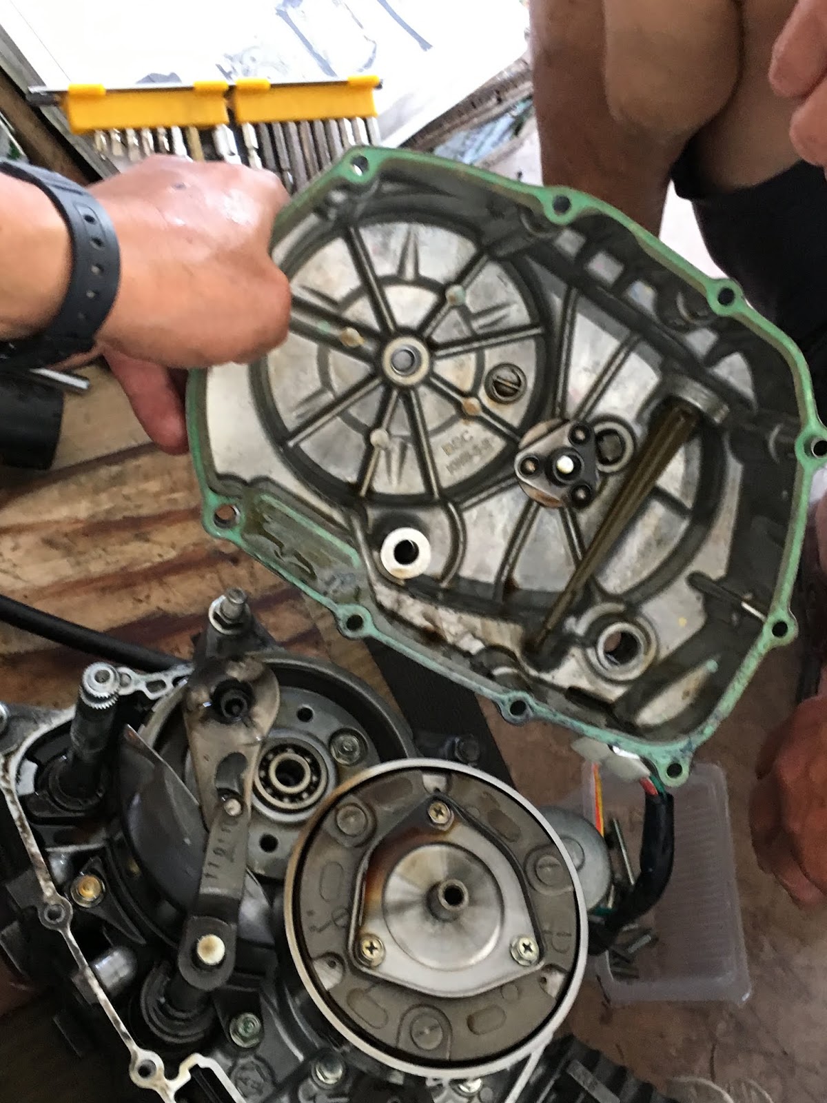 クラッチ版の交換 スーパーカブ110ja07のエンジン