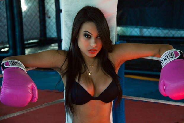 Patrícia Jordane (ex do Neymar) em ensaio sexy como «boxeur»