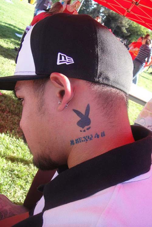 enseye playboy tavşanı dövmesi enseye playboy tavşanı dövmesi
