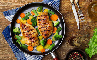 El pollo es una carne baja en grasas, acompáñalo con verduras Pollo con verduras a la plancha