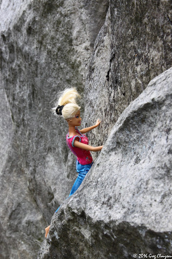 Barbie a fait de l'escalade à Fontainebleau (C) Greg Clouzeau Barbie a fait de l'escalade à Fontainebleau (C) Greg Clouzeau