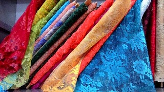 Pilihlah Kain Kebaya Yang Tepat Agar Lengan Terlihat Lebih Kecil