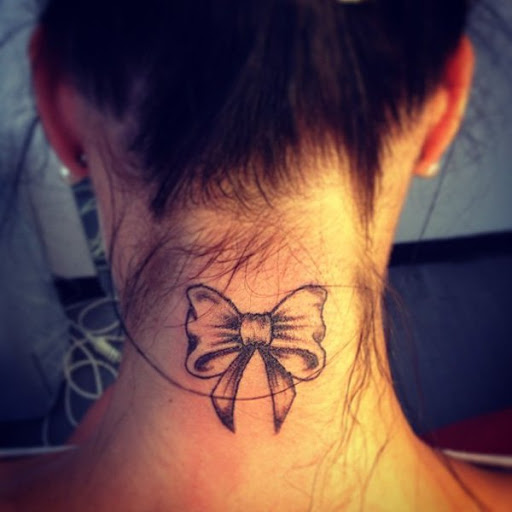 Fita tatuagem no pescoço para mulheres