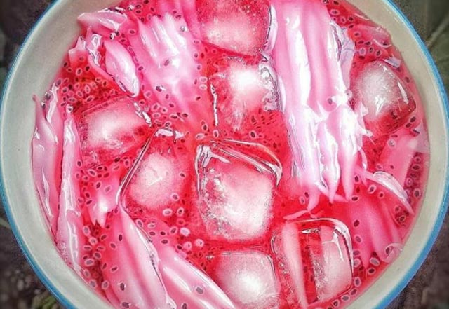 Es Buah tak hanya menyegarkan. Minuman dingin bercitarasa manis ini juga kaya akan vitamin. Sekarang, siapapun bisa membuatnya sendiri di rumah. Tak perlu terlalu repot, cukup ikuti petunjuk resep es buah di bawah ini.