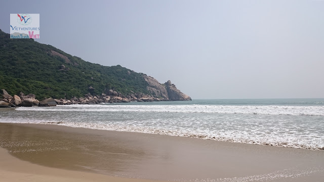 Bãi biển hoang sơ Vĩnh Hội ở Bình Định