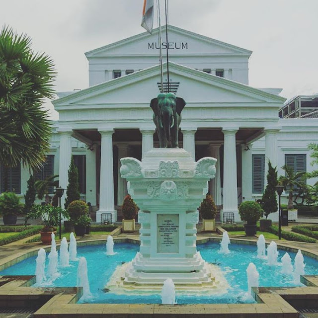 halaman depan museum gajah foto museum gajah
