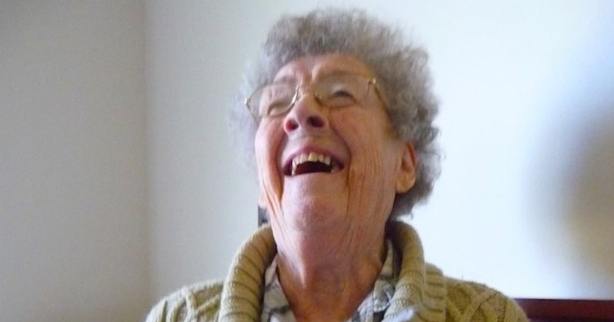 Бабка ржет. Бабка ржет. Кудрявая бабушка. Смеющаяся старуха. Бабушка ржет.