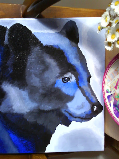 un ours bleu en peinture