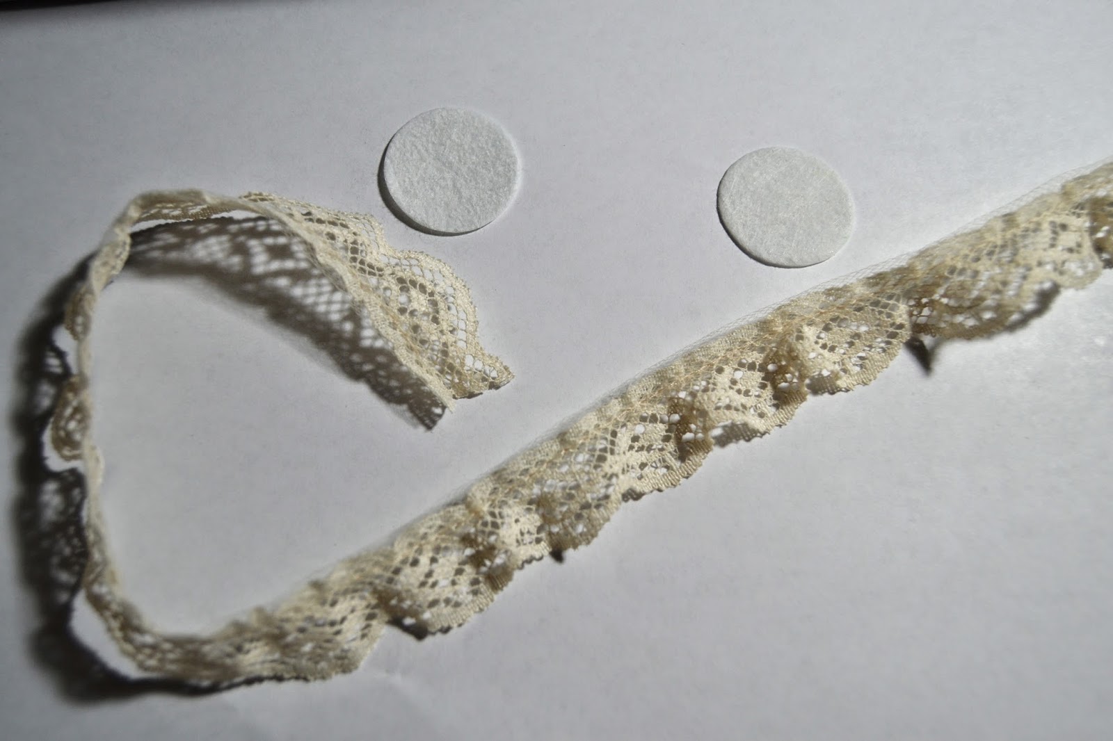 The Gangstress Ladies' Tutorials Hot Glue Lace Flower Tutorial Hair