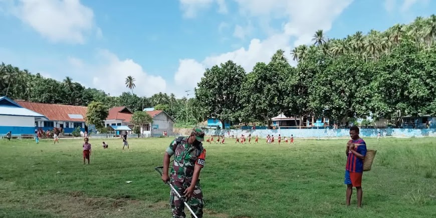 Tingkatkan Prestasi Olah Raga, Babinsa Gotong Royong Bersihkan Lapangan Bola