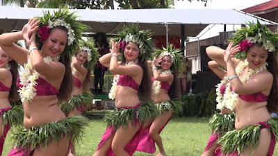 Danse tahitienne d'Upaupa. Danseuses avec paréo et colliers de fleurs.