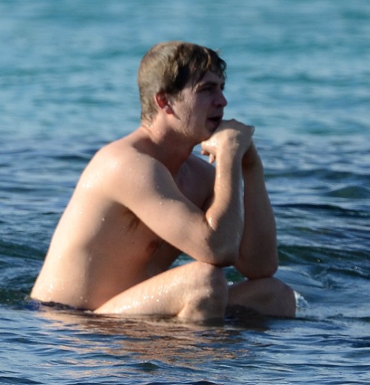 Hayden Christensen Shirtless at The Beach.