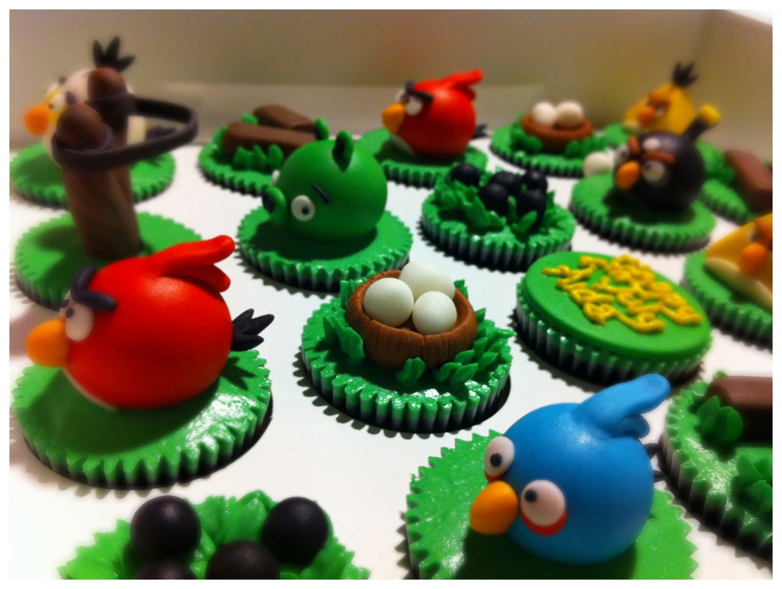 J&amp;#39;s Cakes: Angry Birds Cupcakes