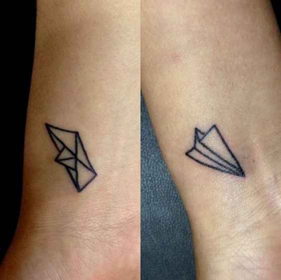 Vemos un tatuaje en pareja de barco de papel y avión de papel