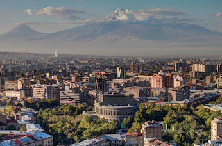 La capital de Armenia, Ereván y el Monte Ararat al fondo