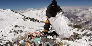 Nepal Wajibkan Pendaki Everest Bawa Turun Sampah