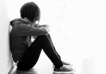 Hình ảnh cậu thanh niên ngồi buồn